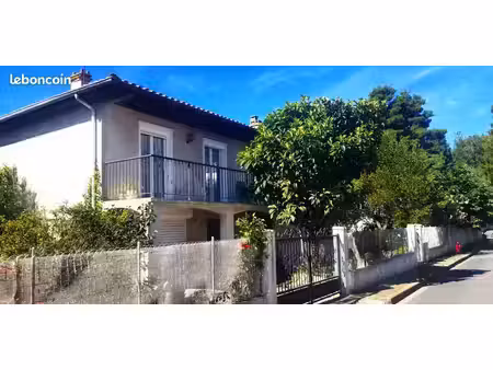 particulier vends à vias villa 4 faces 75m2 – grand garage – terrain 433 m²