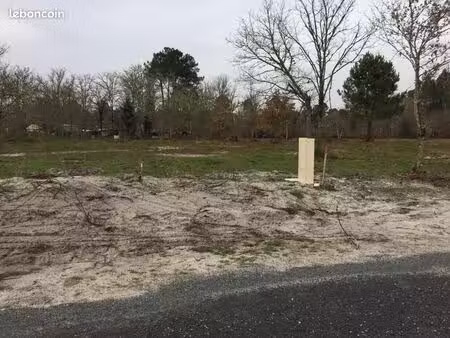 terrain 900 m² auros