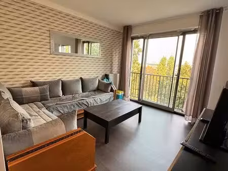 t2 lumineux 30m2 avec balcon  cave et parking