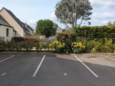 à vendre – place de parking privative sécurisée – centre-ville de montlouis-sur-loire