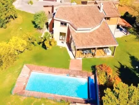 villa 250m². 8 pièces. véranda. piscine. jardin 2700m². vue pyrénées