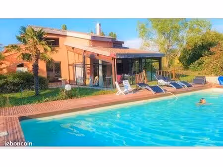 villa 250m². 8 pièces. garage 50m². piscine. vue champs et pyrénées