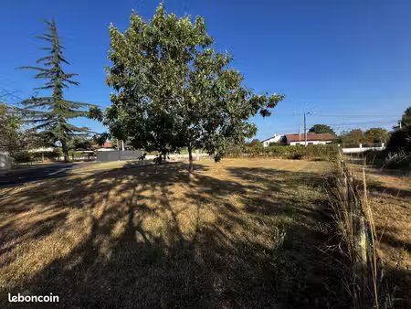 terrain à bâtir de 590 m² à leognan (33)