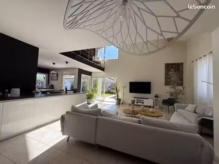 villa 4 pièces 170 m²