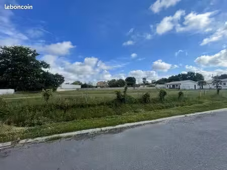 terrain 700 m² lanton