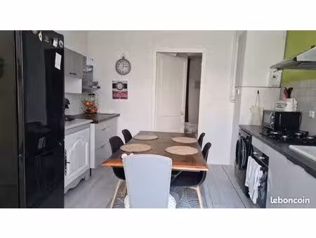 immeuble de 4 apparts avec caves  greniers et 6 garages loués