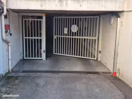 grand garage 16 m2 rue général férié