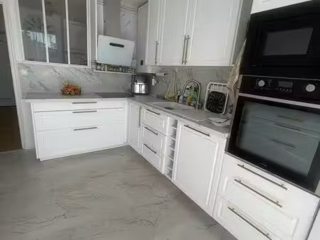 apparemment 80 m2 a 10 minutes à pieds du centre et de la place