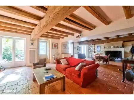 maison en pierre rénovée avec piscine