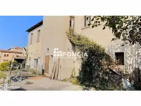 batisse de 300 m2 sur 720 m2 de terrain