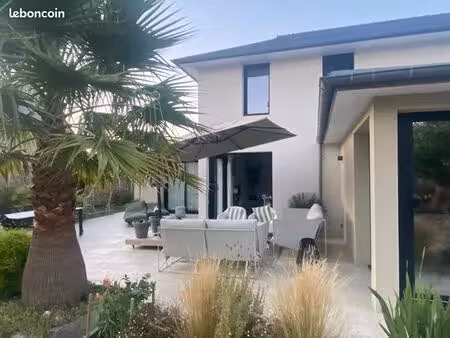 maison contemporaine et sa dépendance