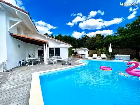 villa 6 chambres 3 salles d’eau piscine et jardin clôturé