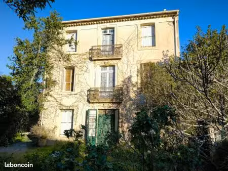 maison de maître de caractère au cœur du village de quarante