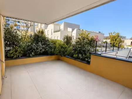 t4 duplex 107 m² – espace indépendant 45 m² – terrasse – parking – port marianne