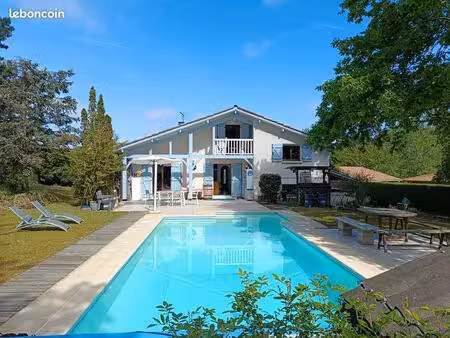 maison familiale avec piscine et studio indépendant