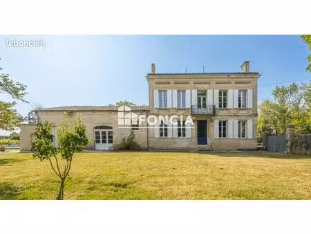 maison de maître en pierre de taille  aux portes de bordeaux  nichée dans un environnement