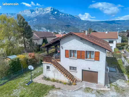 dans un environnement pavillonnaire belle villa individuelle au calme absolu  avec jardin 