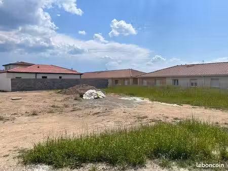 terrain à bâtir de 620 m² à veauche (42)