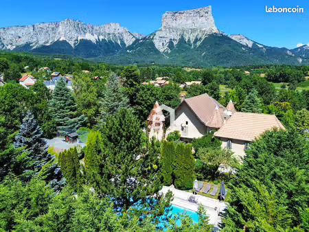 chateau 30 pièces 1100 m²