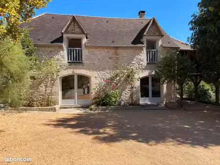 maison individuelle en pierre avec jardin