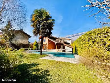maison en pierre avec piscine