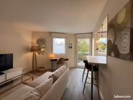 bel appartement refait à neuf + très grande terrasse au calme et parking en sous-sol