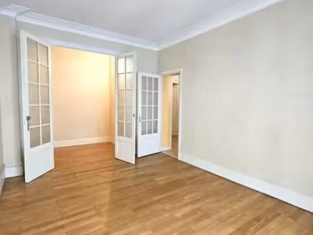 local 42 m²