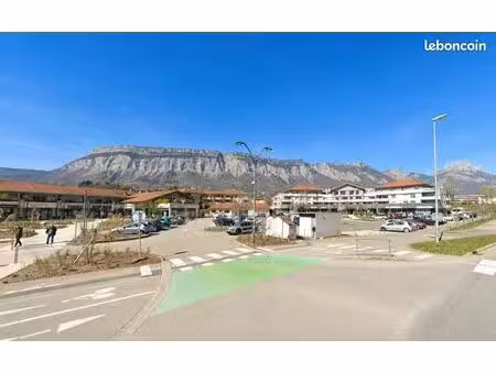 local commercial 140/145m2 montbonnot le bas sur place commerçante  vitrine 5m linéaire