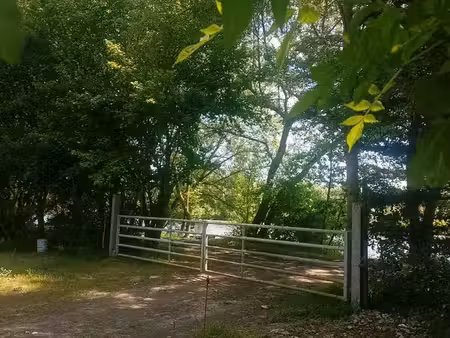 terrain au bord d une rivière