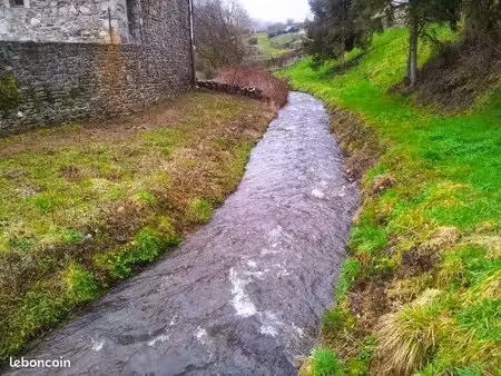 oubliée la canicule sur ce domaine de 4000 m² arboré avec source et cours d’eau à usage pr