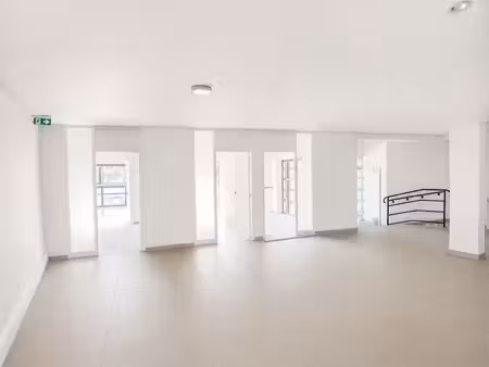 grand local commercial à louer