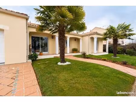 maison de plain-pied 136 m² – 3 chambres + bureau – terrain 1 008 m² – double garage