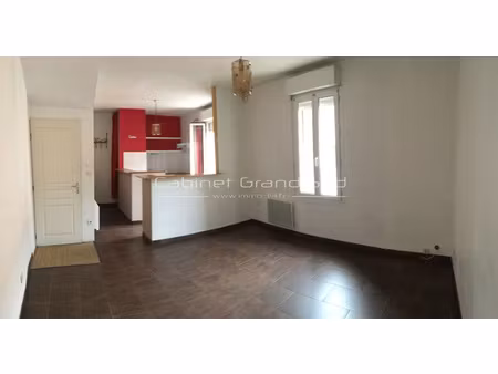 location lansargues 3 pieces de 65m2 .