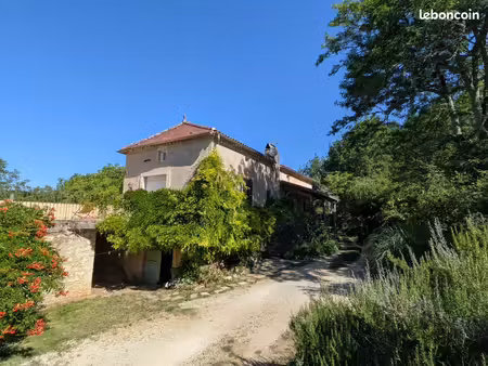 maison en pierre au milieu de plus de 4 hectares avec piscine