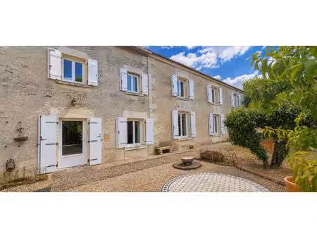 maison en pierre de caractère avec atelier de 90 m² et grand terrain arboré