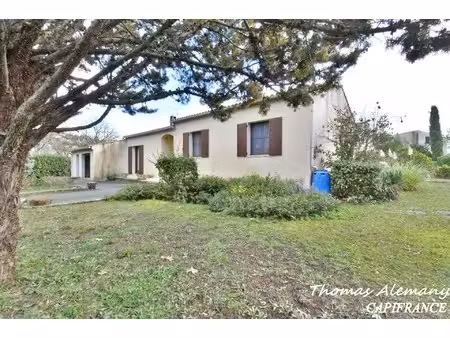 villa de plain-pied de 143 m² avec piscine sur 1 378 m² de terrain clos