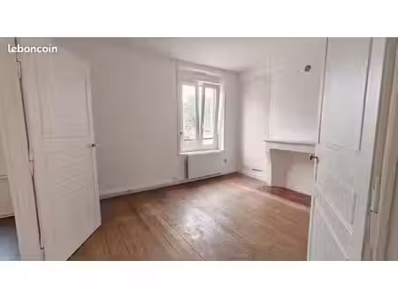 f3 de caractère de 74 m2 en bon état  proche cours léopold et place carnot au 56 rue de me