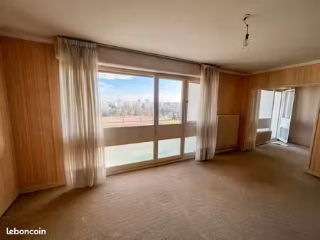 t4 traversant 79 m²  7ème étage avec vue dégagée  balcon-loggia et place de parking