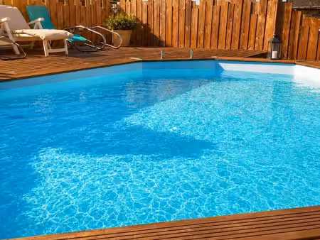 longère en pierre rénovée avec piscine et bureaux indépendants – un cadre de vie privilégi