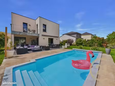 villa avec piscine marly les clos