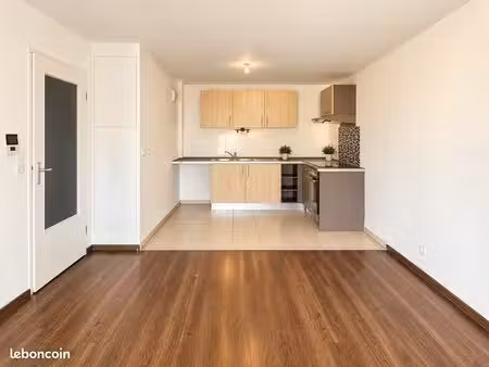 lomme t2 48 m² avec balcon  parking couvert