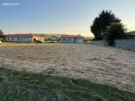 terrain constructible viabilisé : 900 m2