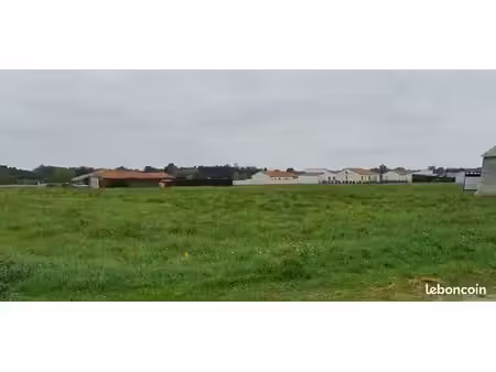 terrain à bâtir de 855 m² à maringues (63)