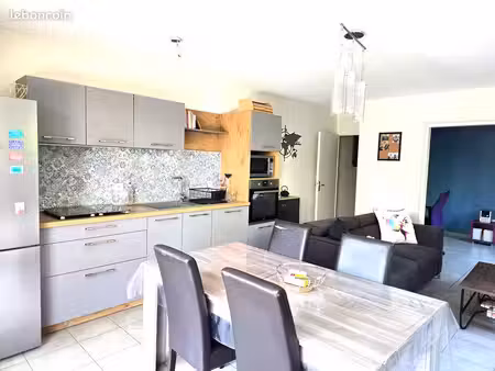 appartement. t3 de 63m2  jardin privatif 35m2  garage sous-sol fermé 23m2