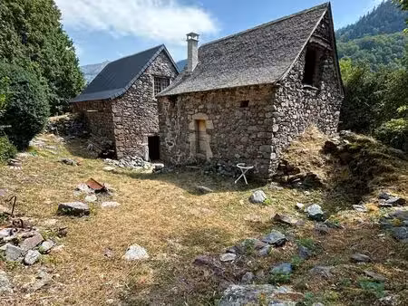 deux granges à 1000m d'altitude - vallée d'aspe  borce
