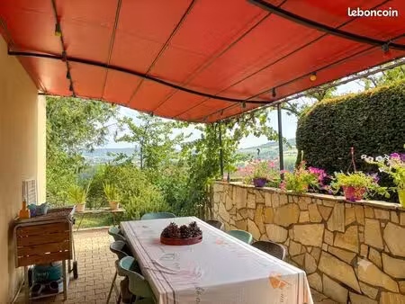 agréable et grande maison de plain-pied avec vue