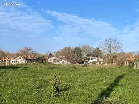 terrain 560 m² urt