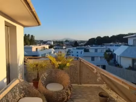a vendre superbe t2 avec terrasse de 70m2 et vue sur la rhune