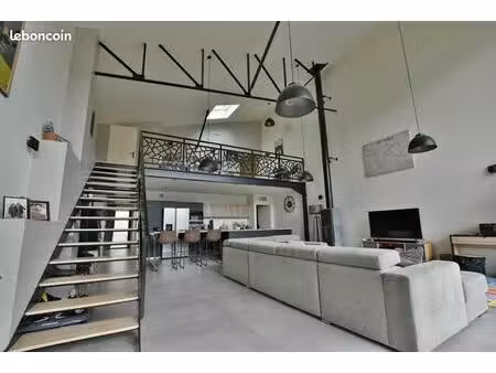 loft/atelier/surface 5 pièces 178 m²