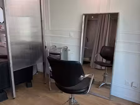 local partagé - poste de coiffure / maquillage